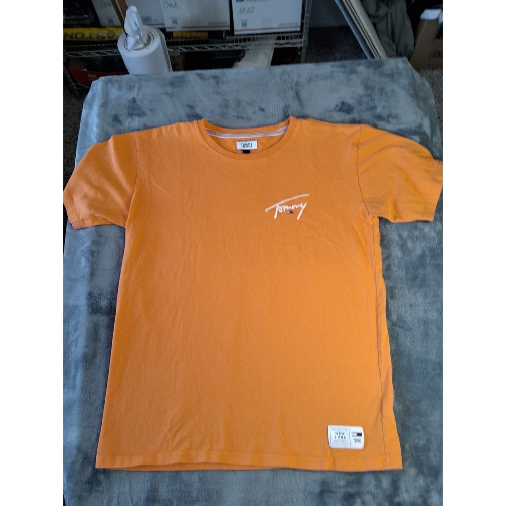 Mens Tommy Hilfinger T Shirt Large. Orange  Tommy Jeans.
